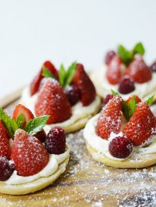 ProCook Strawberries and Cream Shortbread Recipe Featured Image