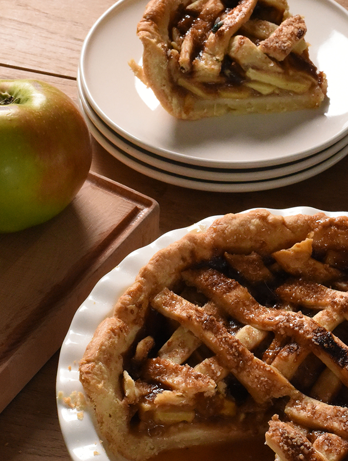 Caramel apple pie baked in the ProCook Porcelain Pie Dish and served on ProCook Stockholm Ivory side plates, perfect for autumnal nights in 