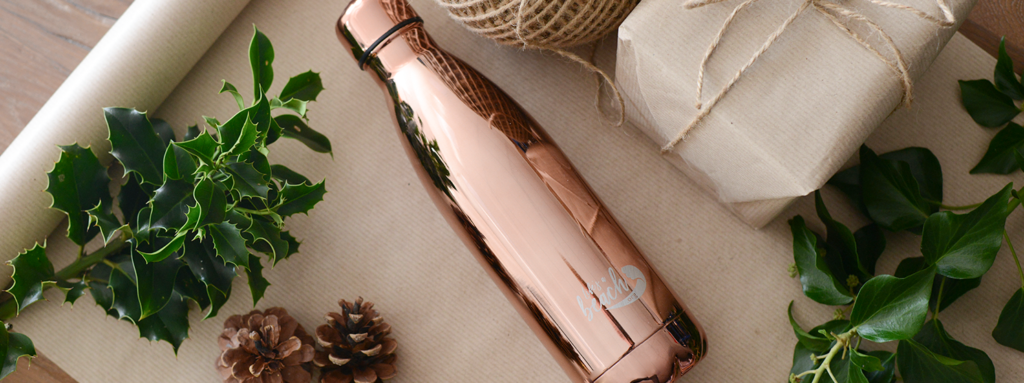 Wrapping a ProCook Life's a Beach water bottle in rose gold in kraft paper and twine for a Christmas gift
